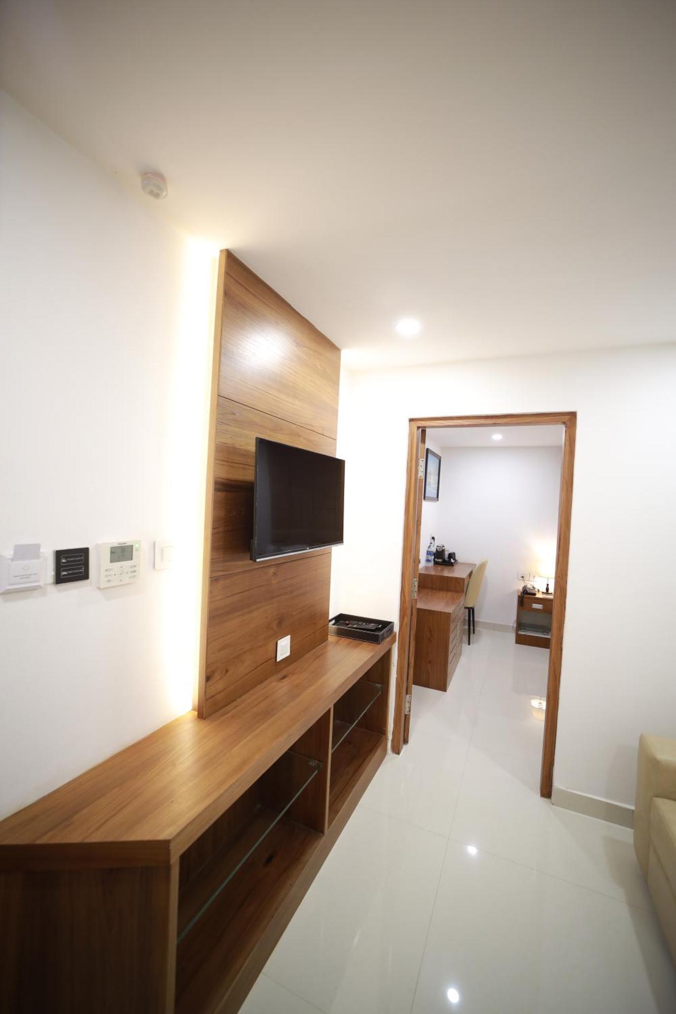 Royal Residency Hotel Kannangad ภายนอก รูปภาพ