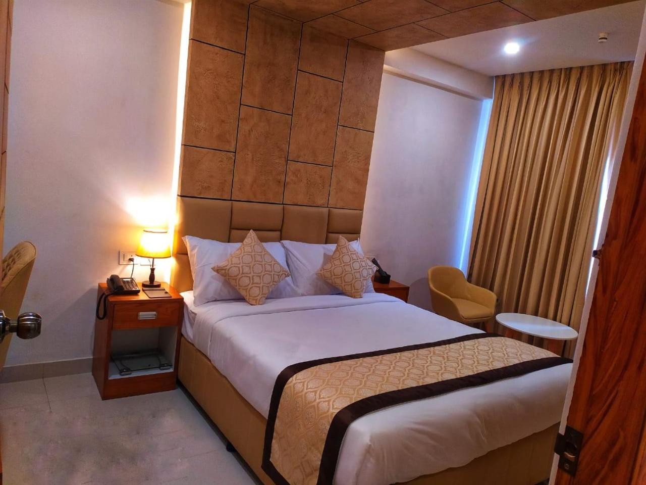 Royal Residency Hotel Kannangad ภายนอก รูปภาพ