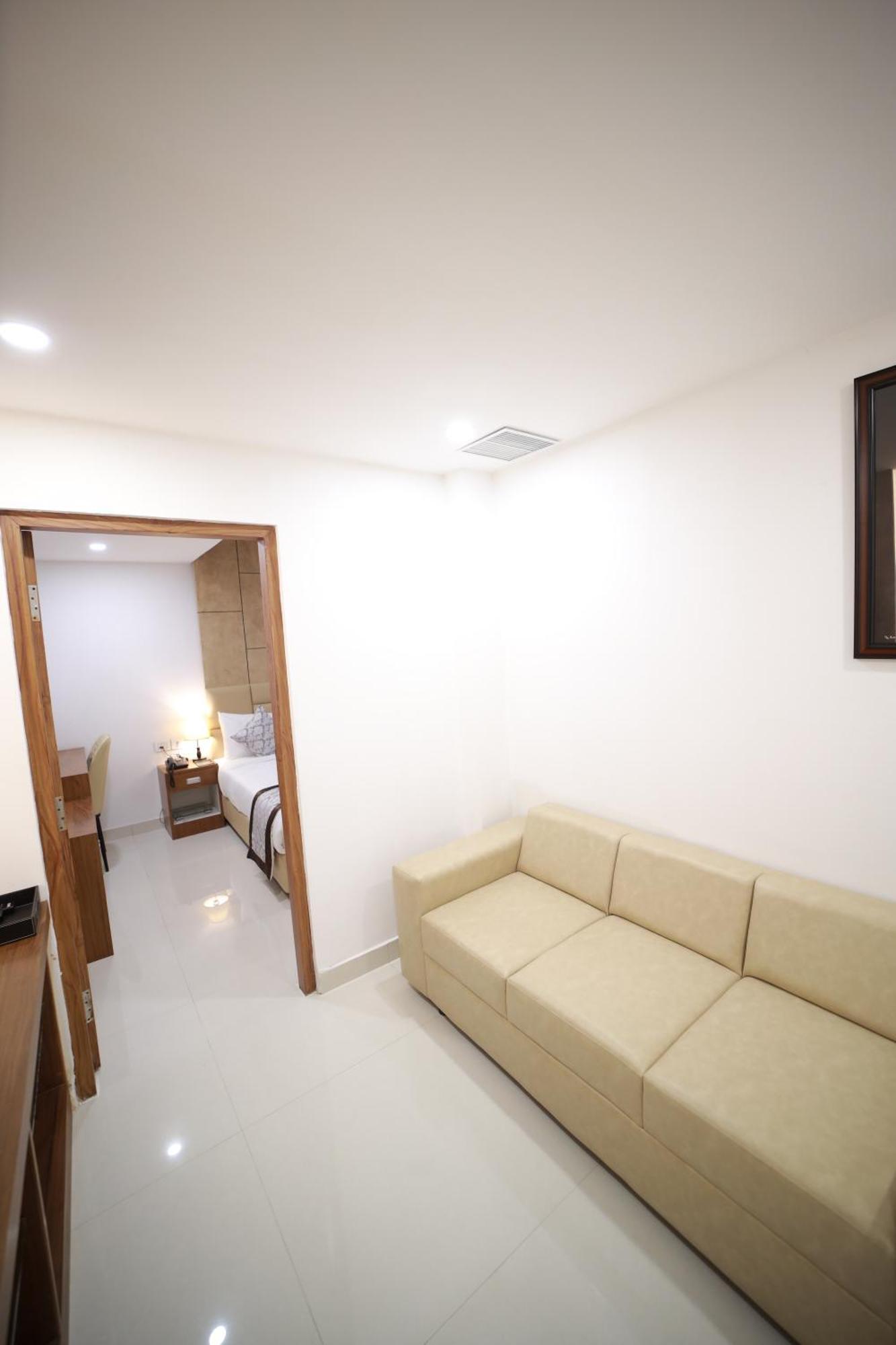 Royal Residency Hotel Kannangad ภายนอก รูปภาพ
