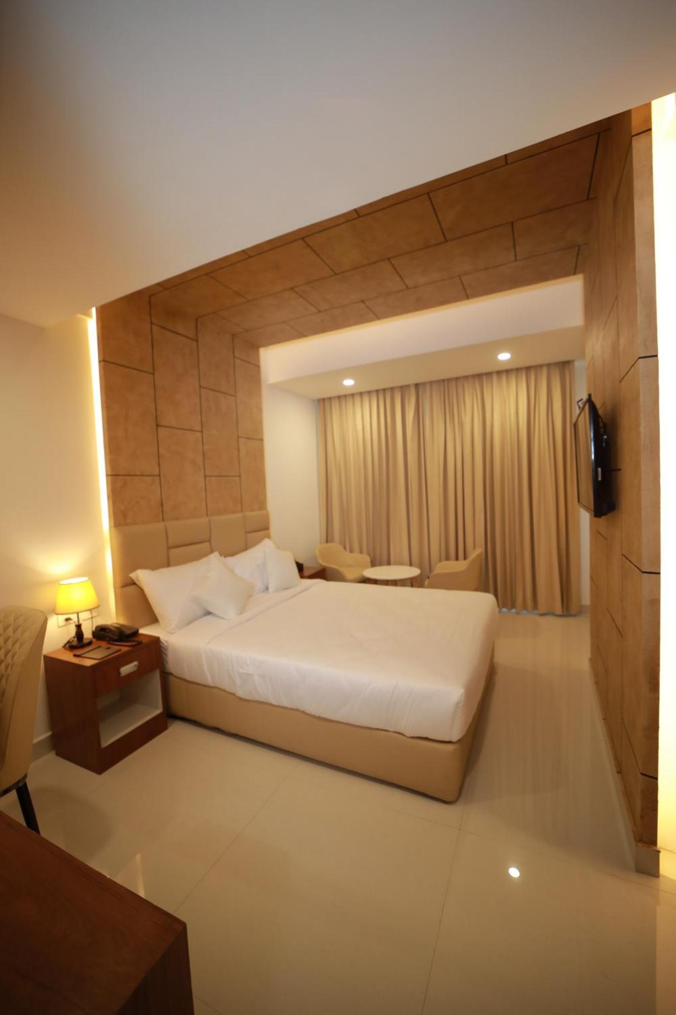 Royal Residency Hotel Kannangad ภายนอก รูปภาพ