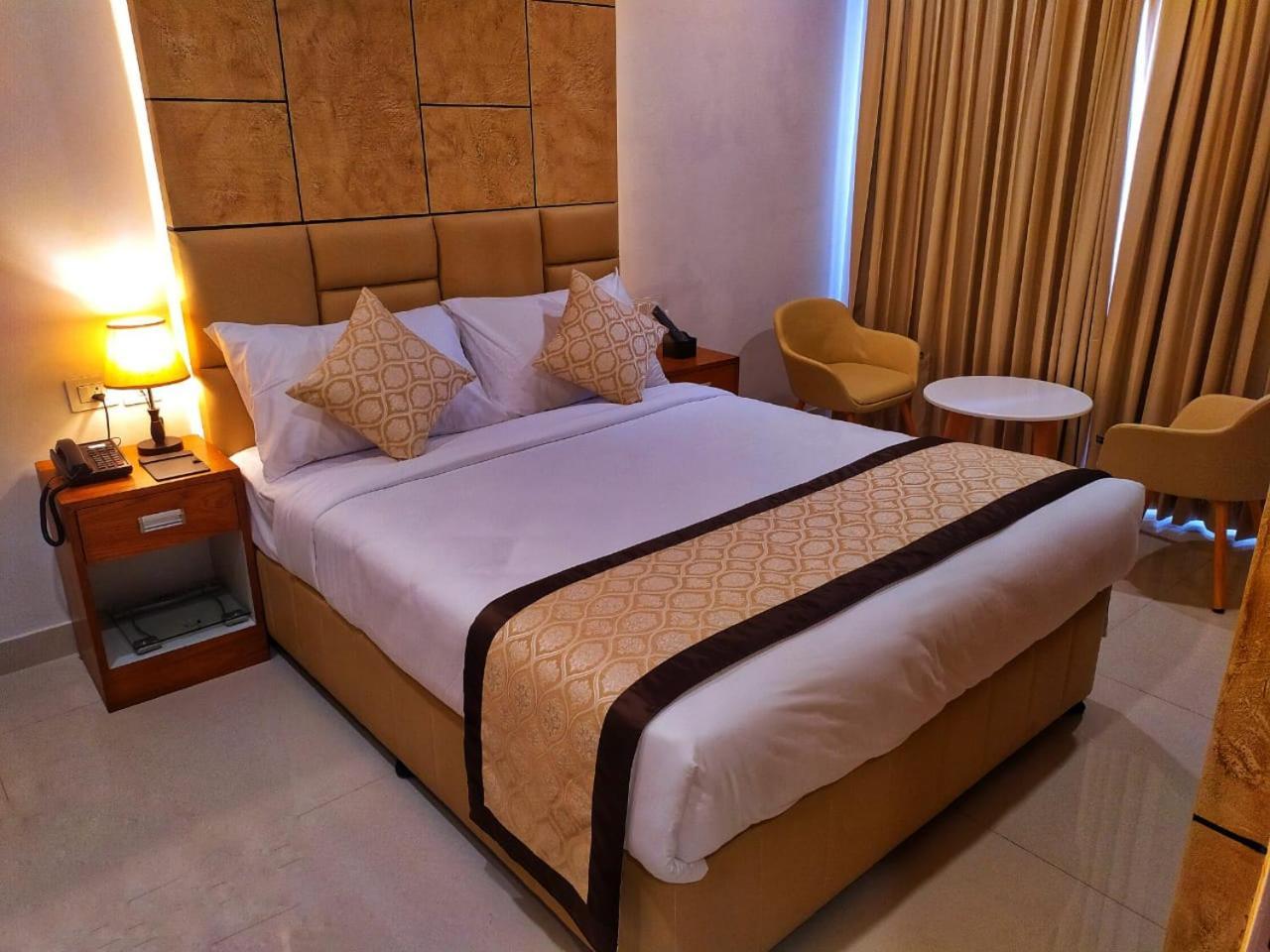 Royal Residency Hotel Kannangad ภายนอก รูปภาพ