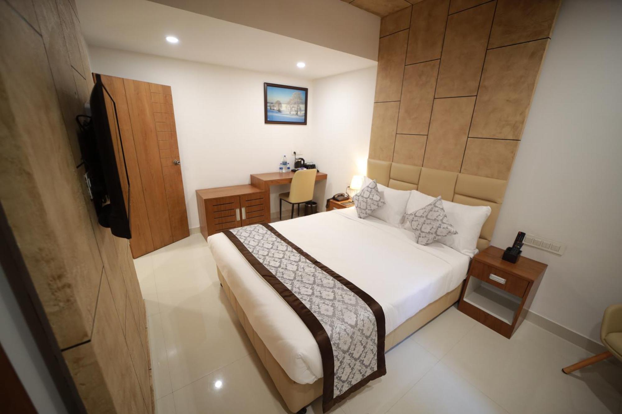 Royal Residency Hotel Kannangad ภายนอก รูปภาพ